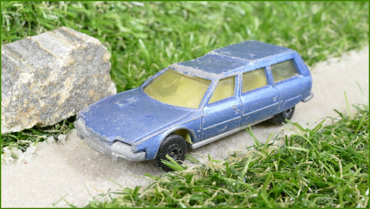 Model Autíčka Matchbox Lesney No.12 - Citroen CX - deformace pravé strany od střechy