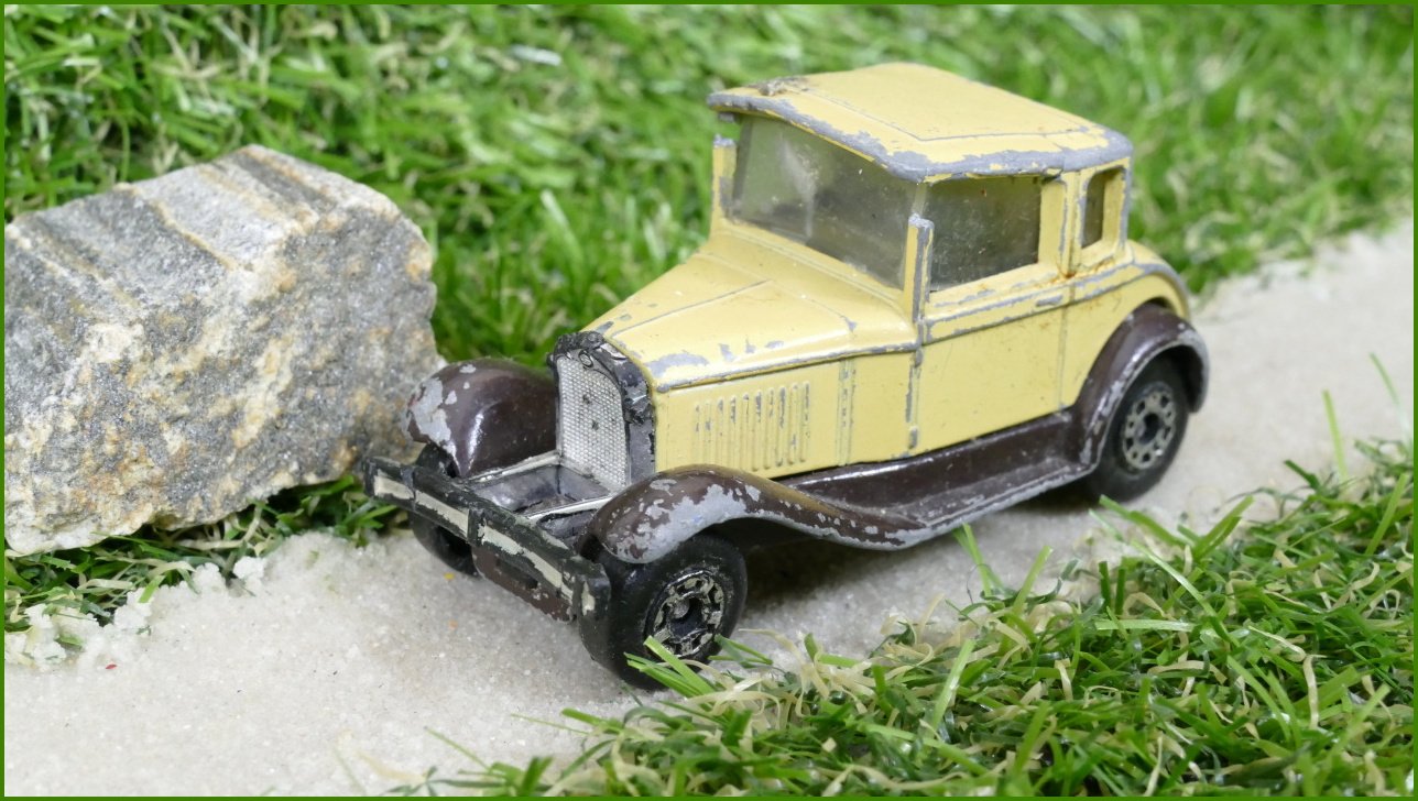 Model Autíčka Matchbox Lesney Model A Ford - bez světel a prasklé sloupky u střechy