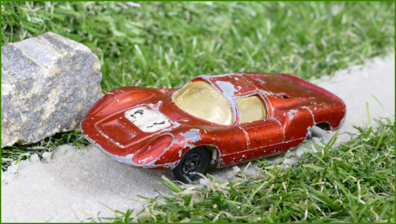 Model Autíčka Matchbox Lesney No.68 - Porsche 910 - chybí zadní kolo, druhé zadní poškozené, deformace kabiny