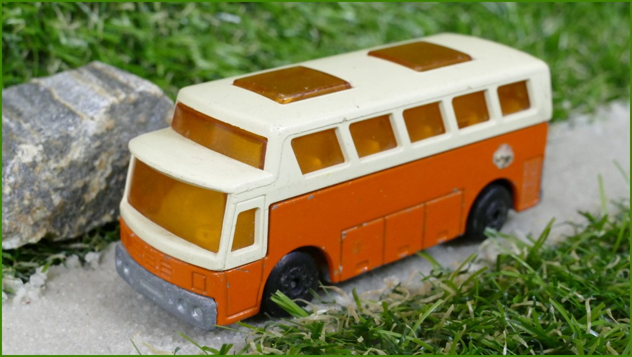 Model Autíčka Matchbox Lesney No.65 - Airport Coach - prasklá střecha vzadu