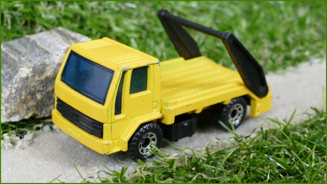 Autíčko Matchbox (Thailand) Ford Cargo Skip Truck - bez korby