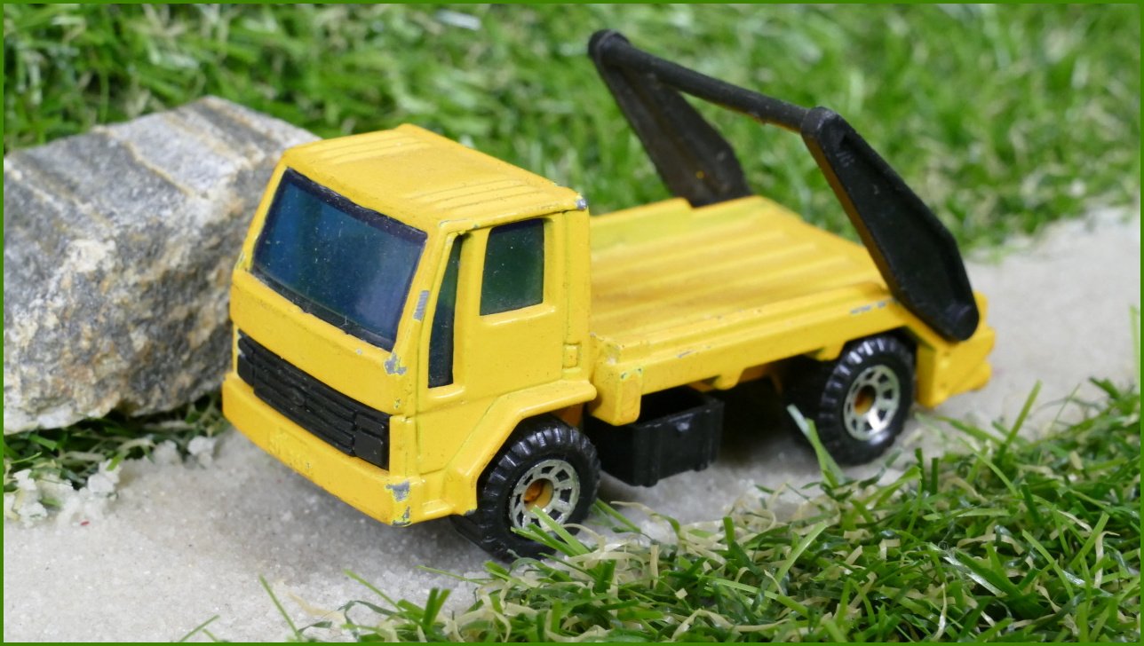 Autíčko Matchbox (Thailand) Ford Cargo Skip Truck - bez korby