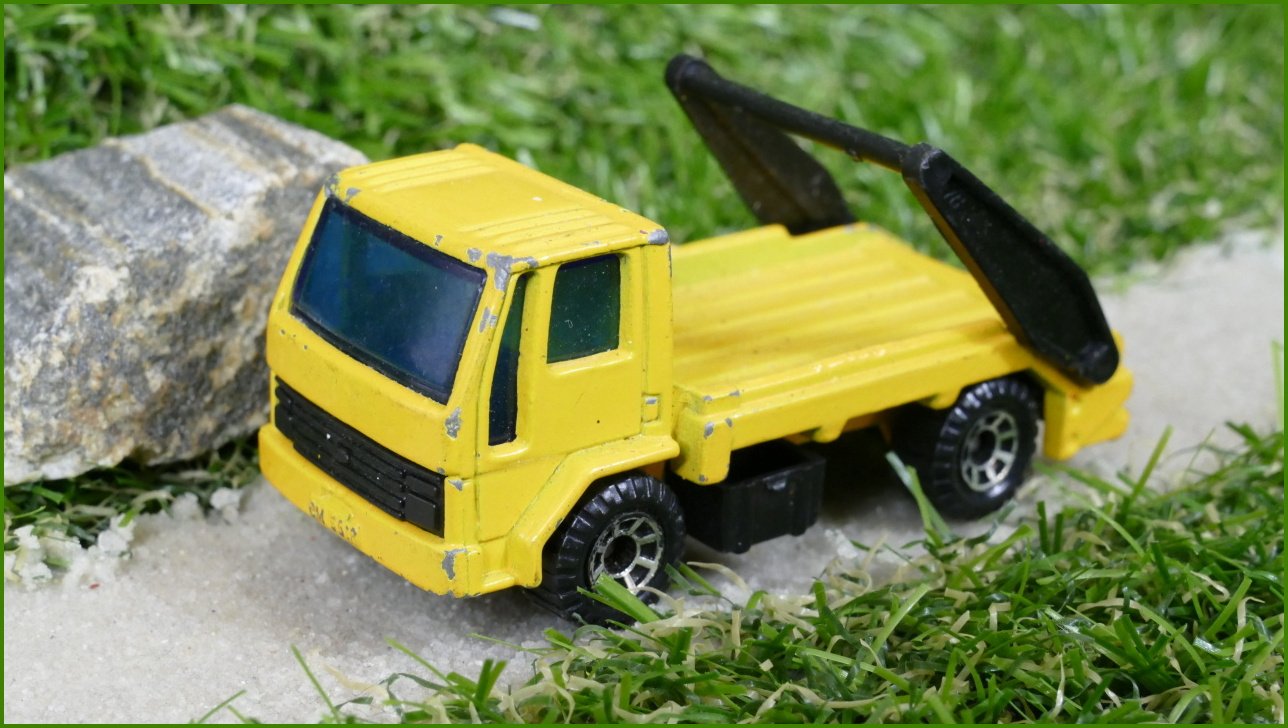 Autíčko Matchbox (Thailand) Ford Cargo Skip Truck - bez korby
