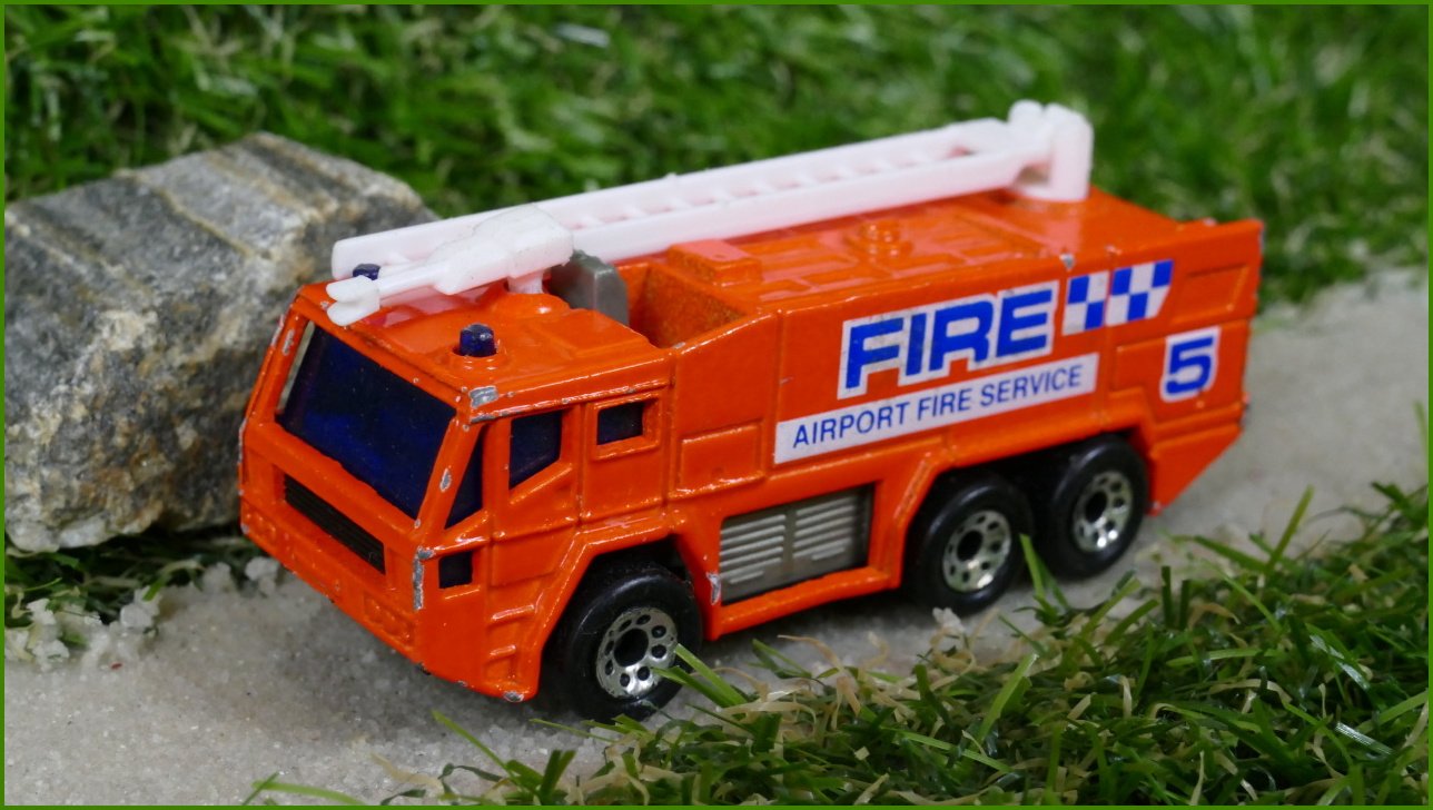 Autíčko Matchbox (Thailand) Airport Fire Truck