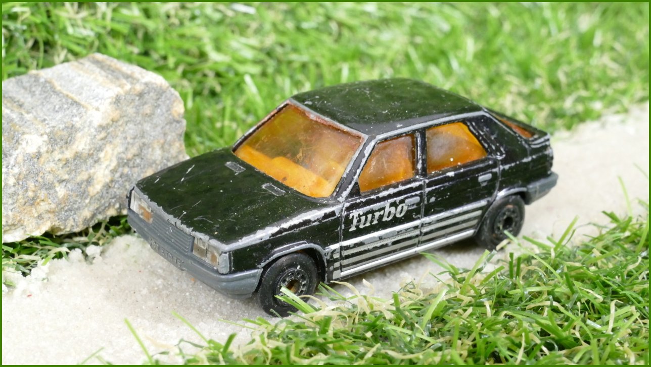 Autíčko Matchbox (China) Renault 11 - zadní pravý sloupek vada