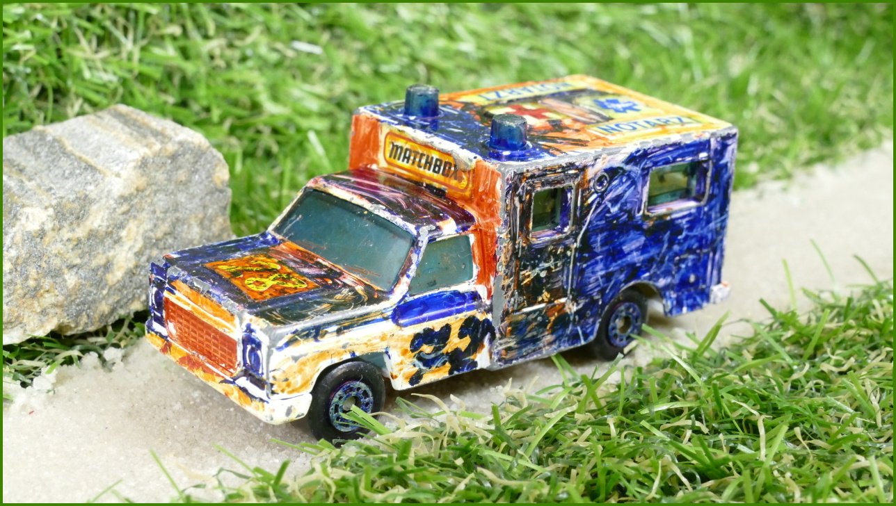 Autíčko Matchbox (China) Ambulance - pokreslená