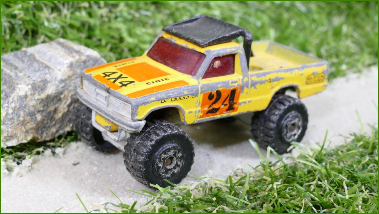 Matchbox Autíčko Angličák (Macau) 4x4 Open Back Truck - vadné zadní kolo