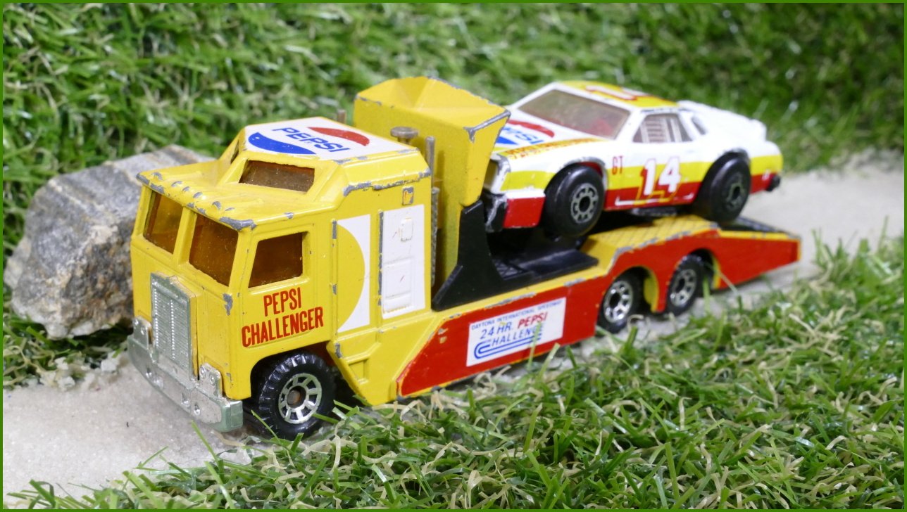 Matchbox Autíčko Angličák (Macau) Kenworth Cabover Racing Transporter