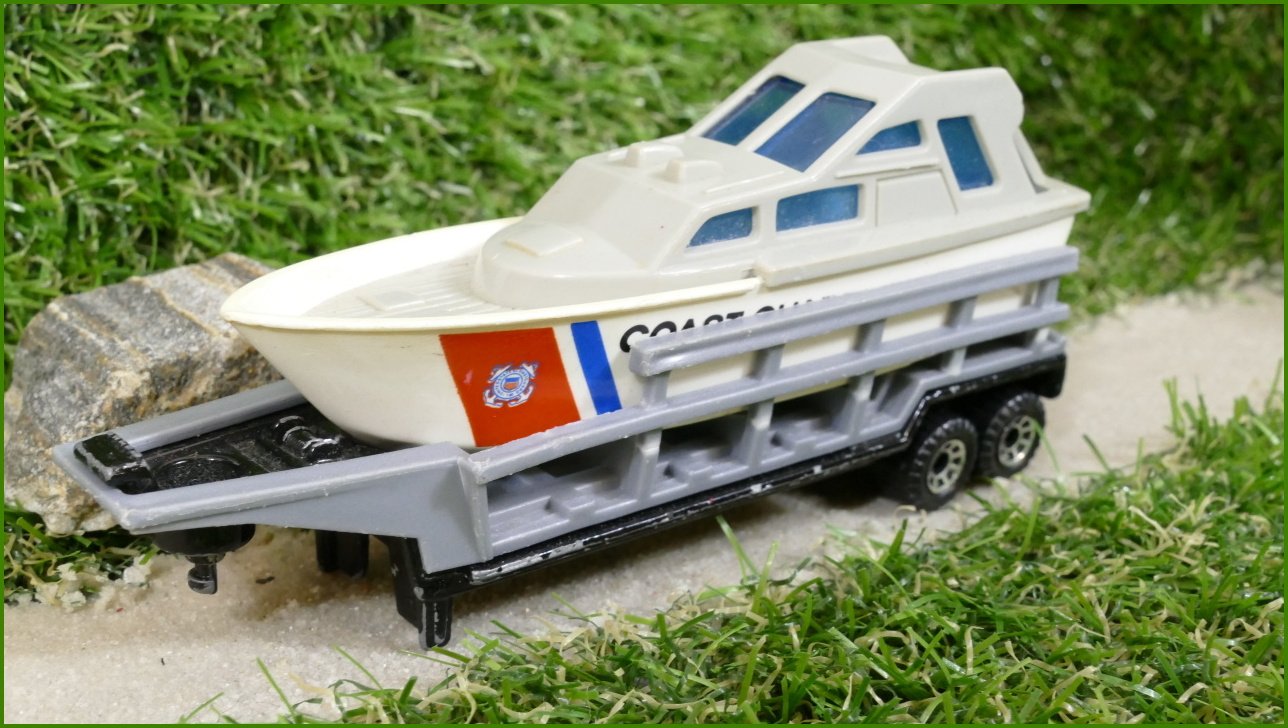 Matchbox Autíčko Angličák Low Bed Trailer s Lodí