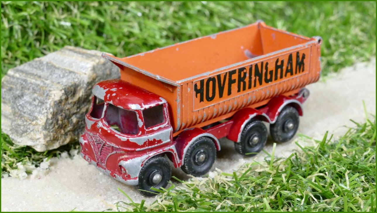 Model Autíčka Matchbox Lesney No.17 - Hoveringham Tipper - ulomena pravá strana rámu u vyklápění