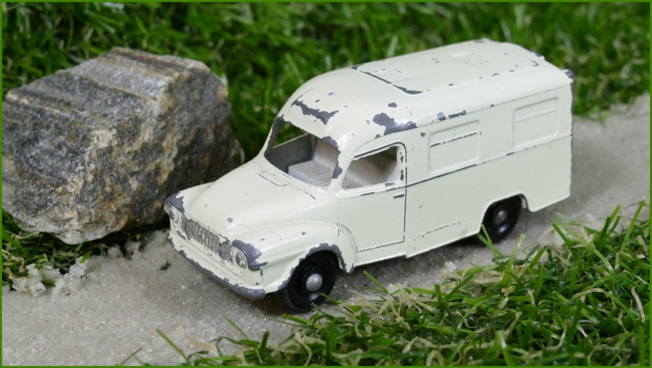 Model Autíčka Matchbox Lesney No.14 - Lomas Ambulance - bez jedněch zadních dveří
