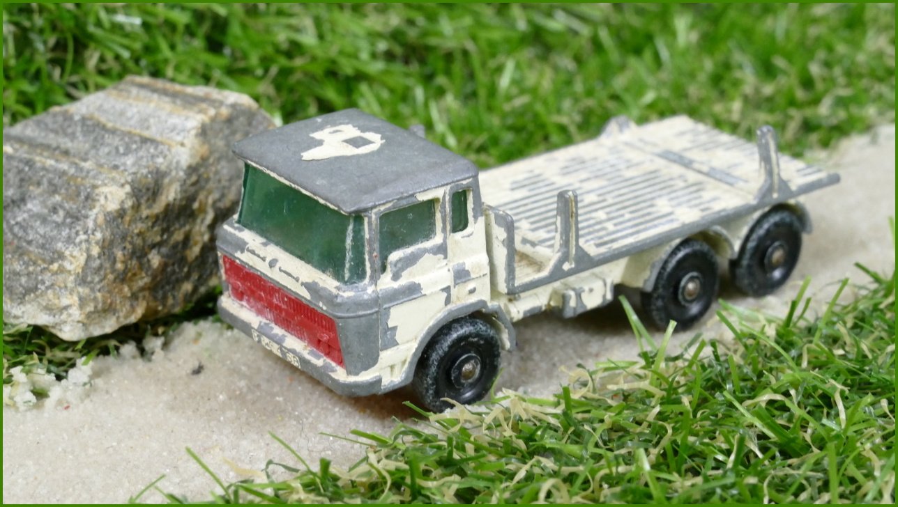 Model Autíčka Matchbox Lesney No.56 - Girder Truck - ulomena jedna zábrana na korbě