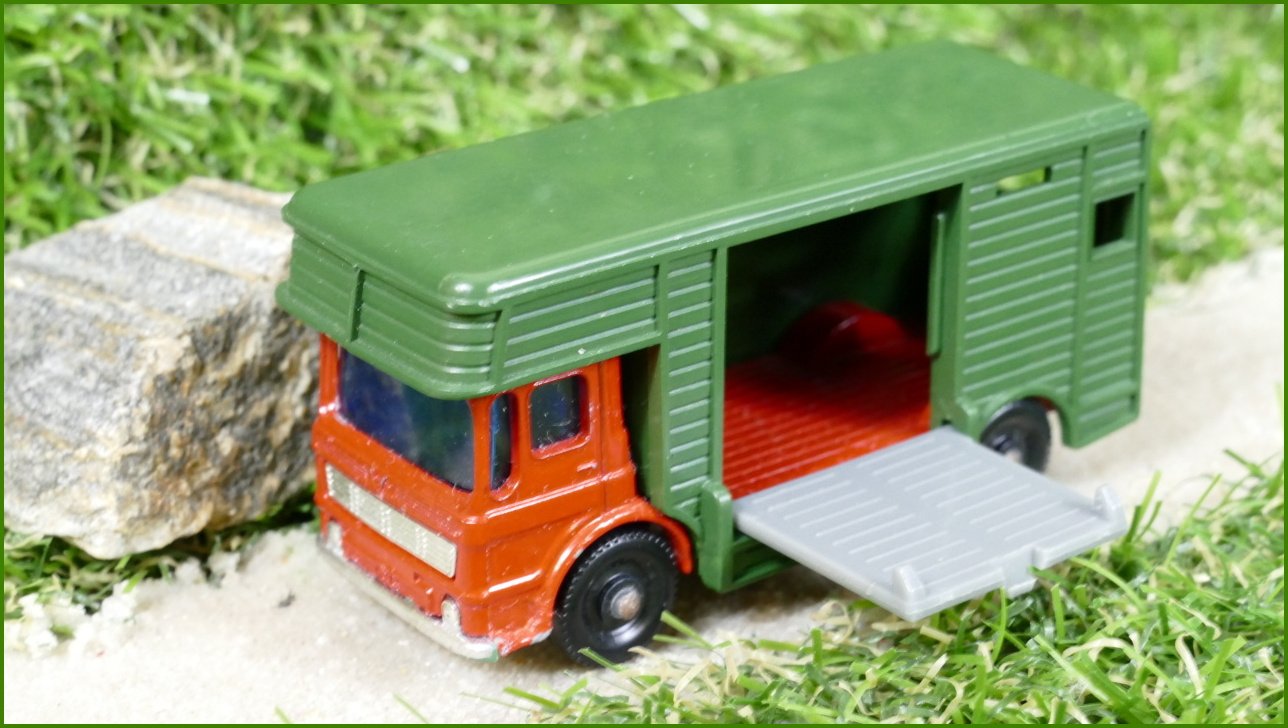 Model Autíčka Matchbox Lesney No.17 - Horse Box