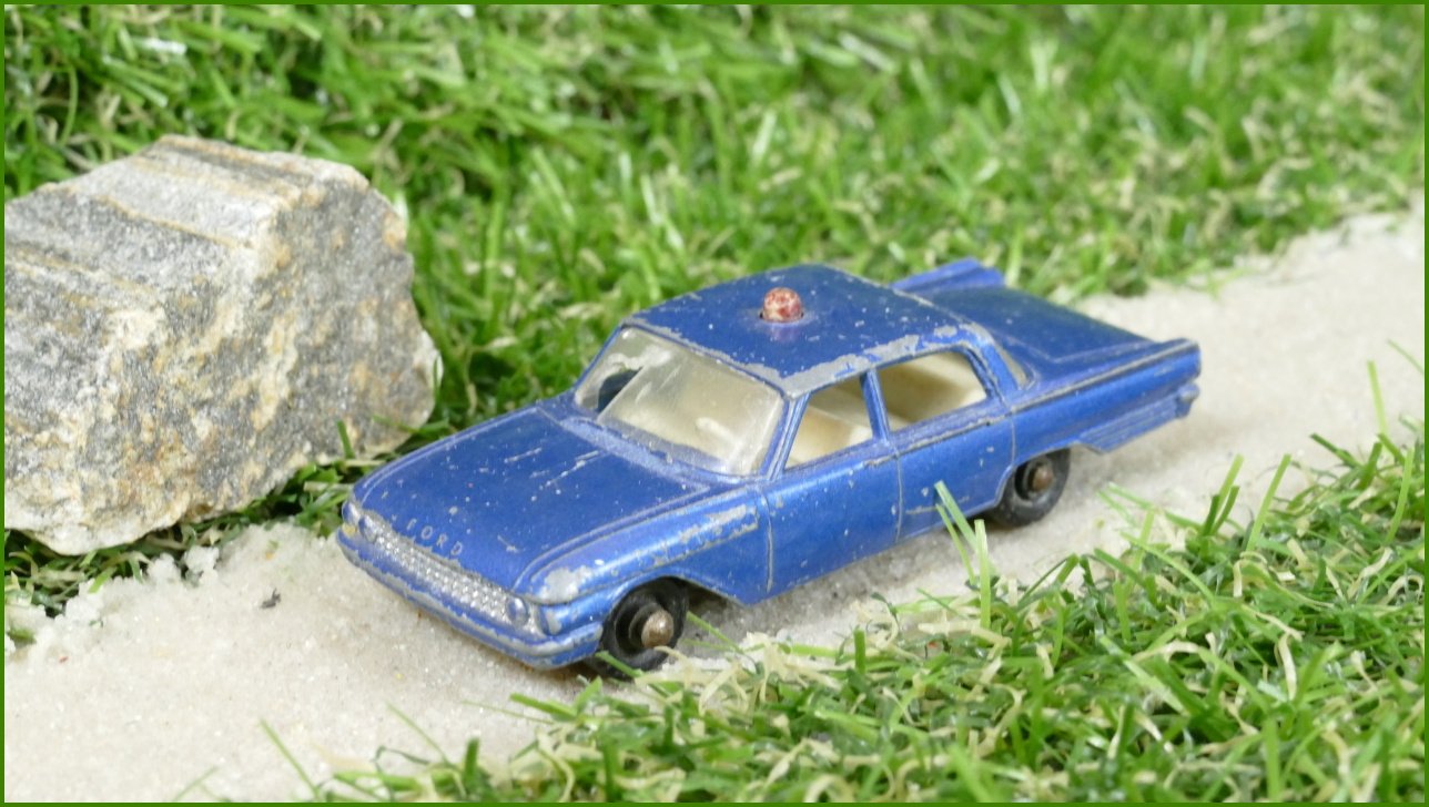 Model Autíčka Matchbox Lesney No.55 - Ford Fairlane Police Car - prasklé přední sklo
