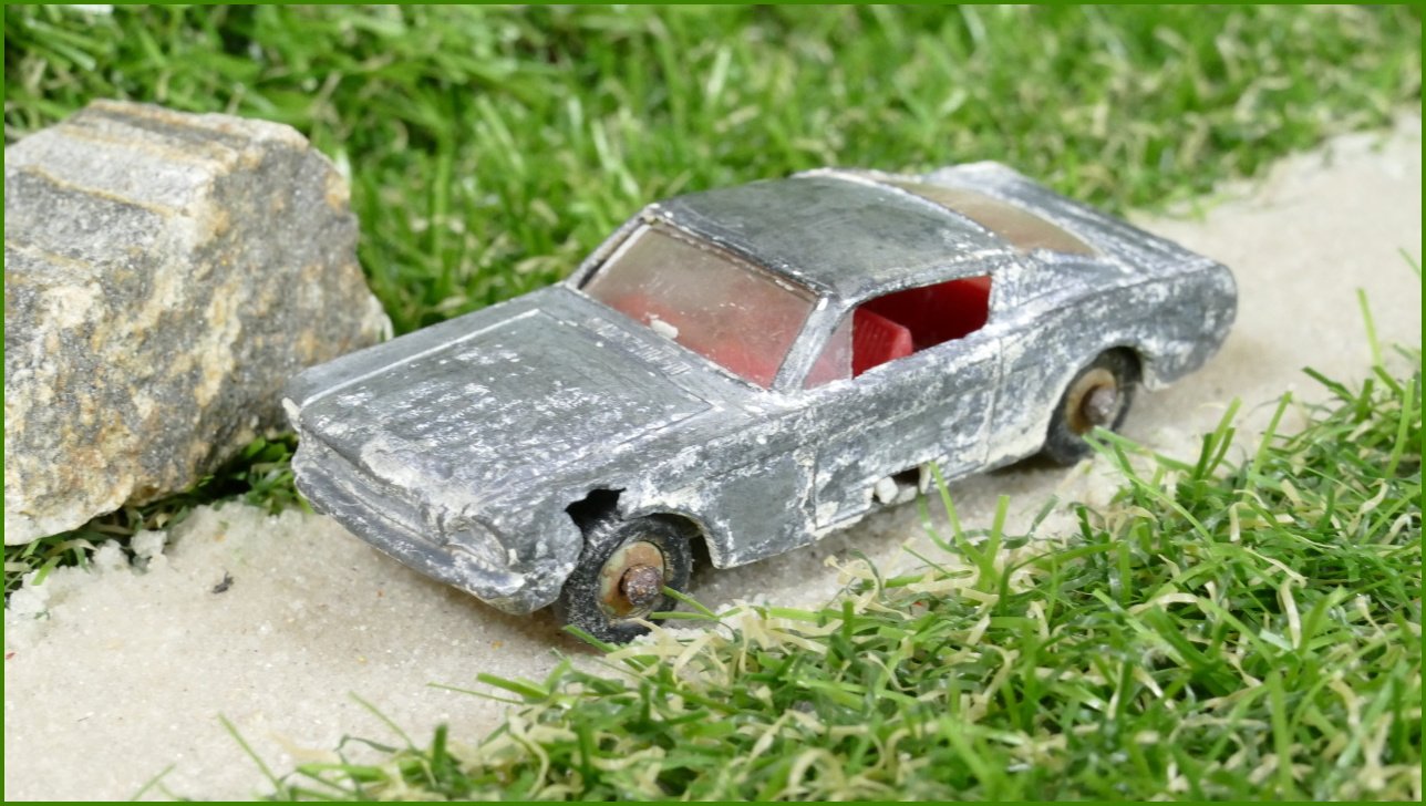 Model Autíčka Matchbox Lesney No.8 - Mustang - vada kapoty a boku