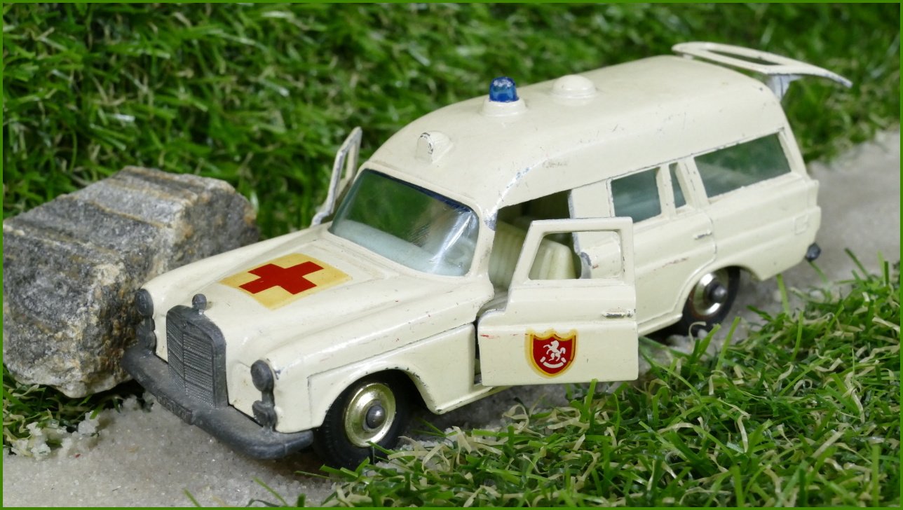 Model Autíčka Matchbox Lesney K-6 - Mercedes Benz "Binz" Ambulance - funkční zatáčecí mechanismus přední nápravy