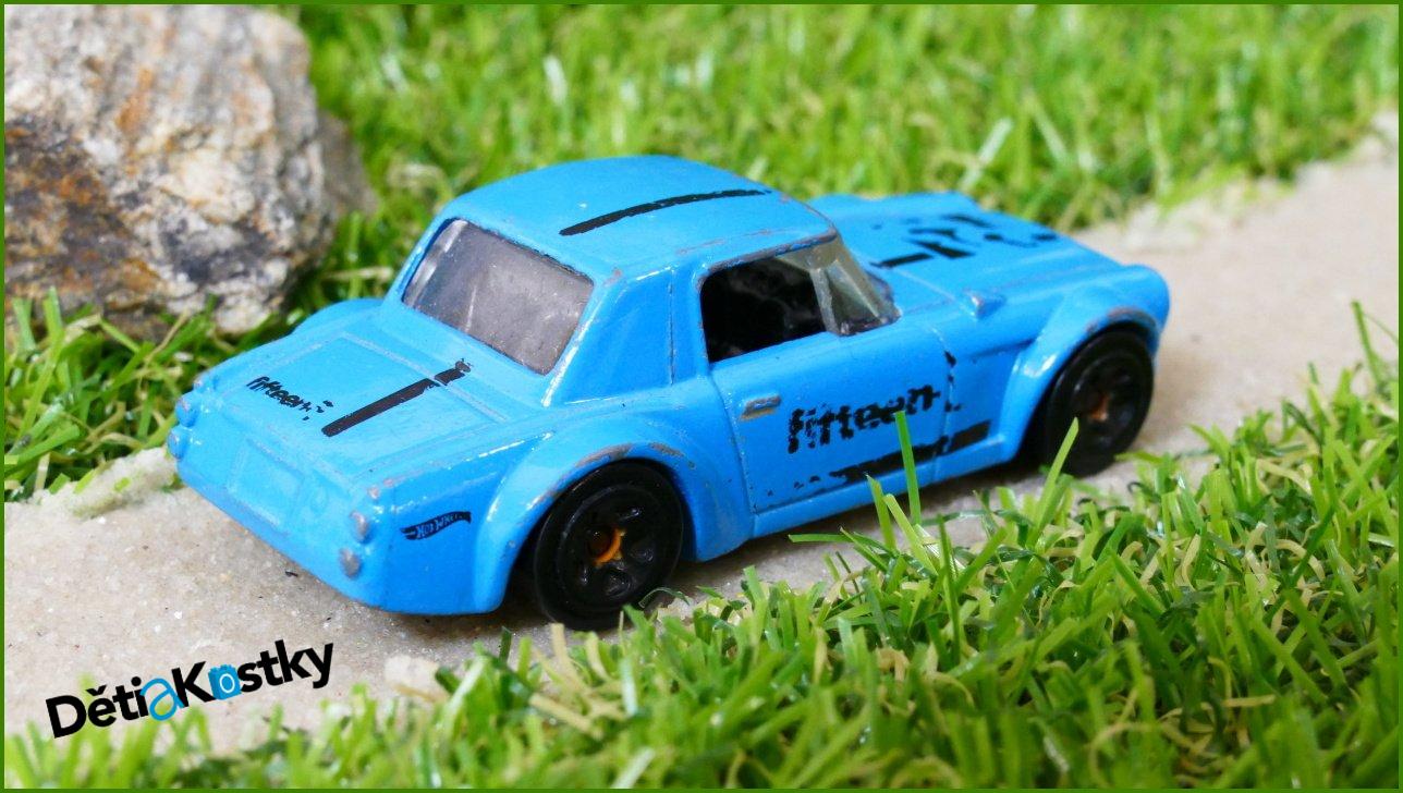 Model Autíčka Hot Wheels Fairlady 2000 - drhnou kola