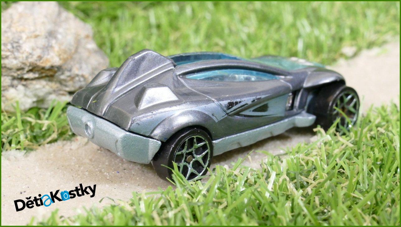 Model Autíčka Hot Wheels Accelium - přední levé kolo se zasekává