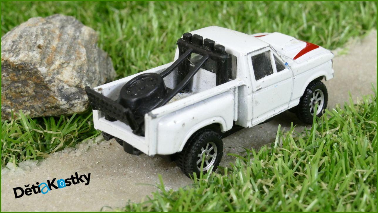 Kovový Model Autíčko Maisto Off-Road Pickup - chybí část předního rámu