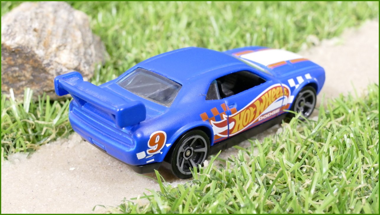 Angličák - Autíčko Hot Wheels Dodge Challenger Drift Car