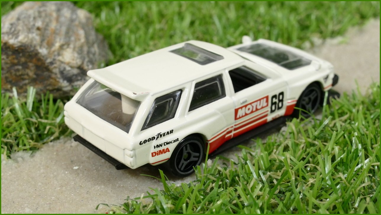 Angličák - Autíčko Hot Wheels Nissan Maxima Drift Car