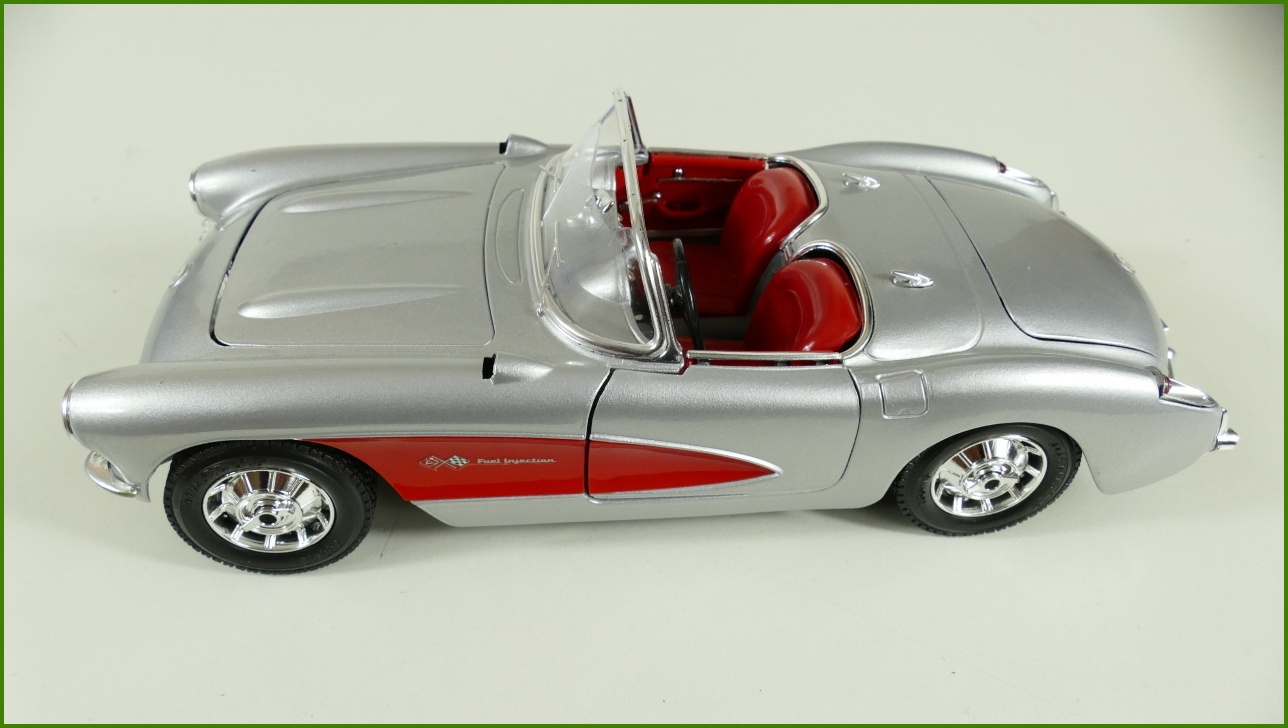 Kovový Model Bburago 1:18 - Chevrolet Corvette (1957) - Viz Popis