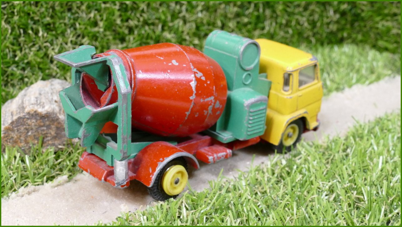 Model Siku Autíčko V291 Magirus Transport Beton Mischer - chybí jedna pneu na zadní nápravě