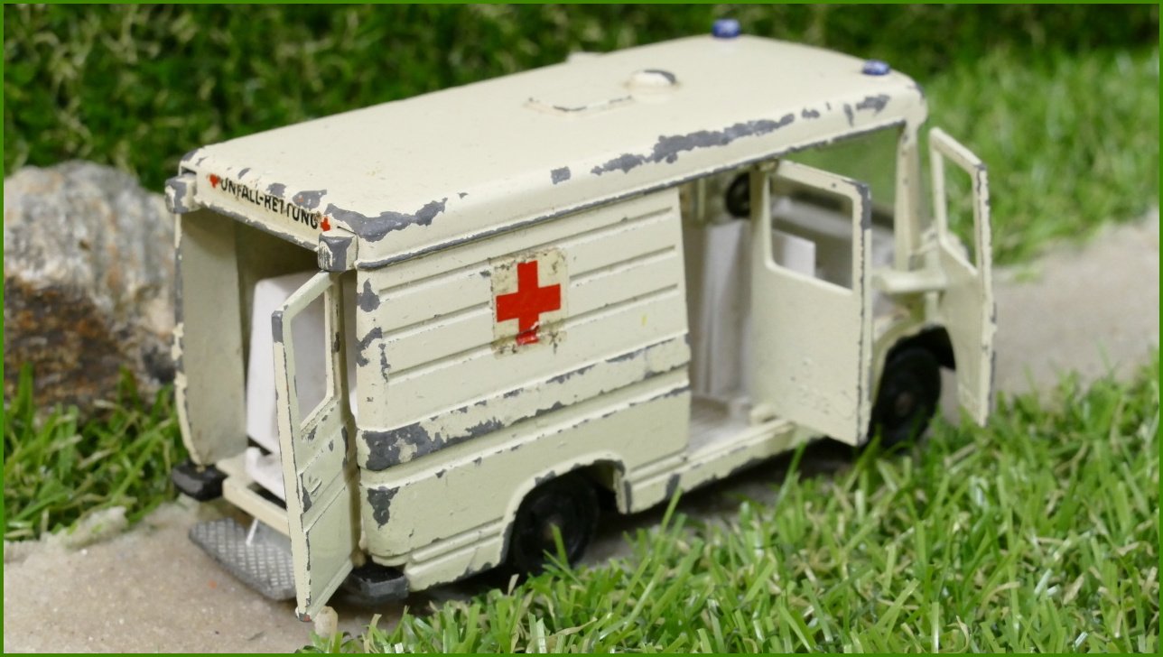 Model Siku Autíčko V292 Binz Rettungswagen - chybí jedny zadní dveře