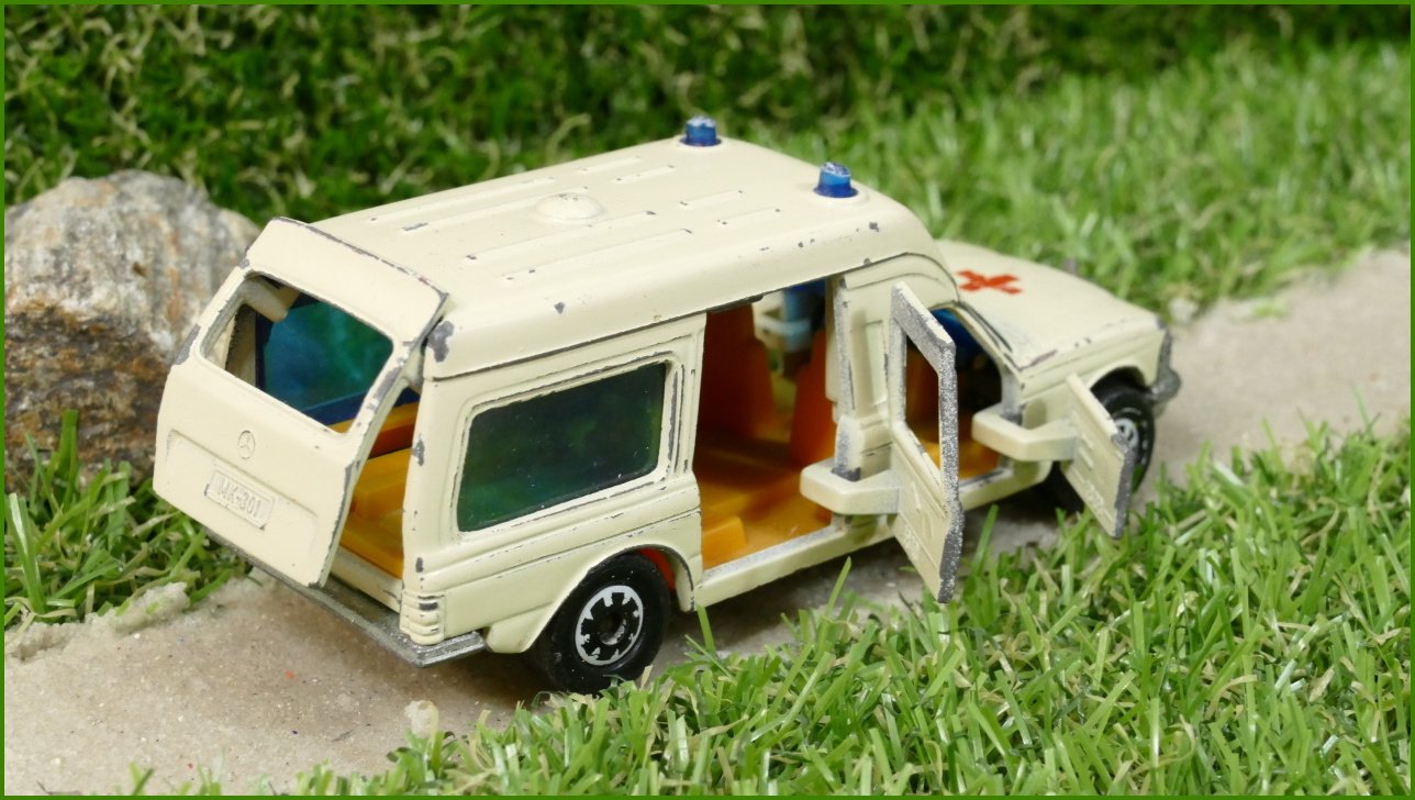 Model Siku Autíčko 1811 Binz Mercedes Ambulance