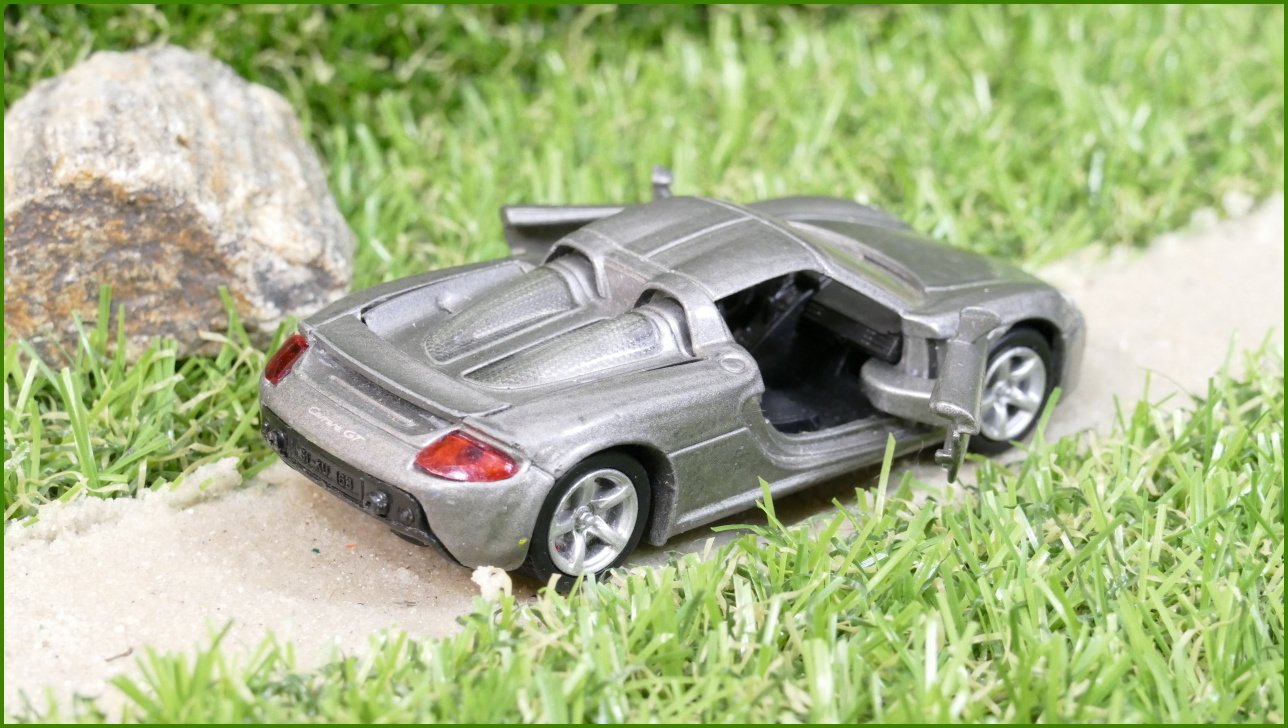 Angličák Siku Autíčko Porsche Carrera GT - vystouplý výlisek tlačící na levé přední kolo, zadní pneu různé