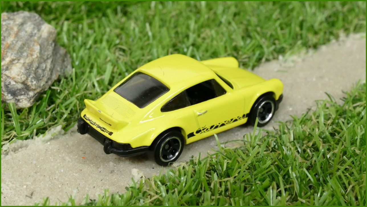 Model Autíčka Hot Wheels Porsche 911 Carrera RS 2.7