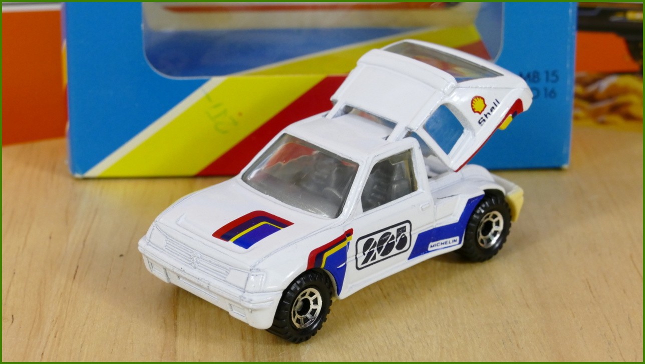 Angličák Autíčko Matchbox (Made in Macau) MB 15 - Peugeot 205 Turbo 16 - mírně zabarvený zadní nárazník z levé strany