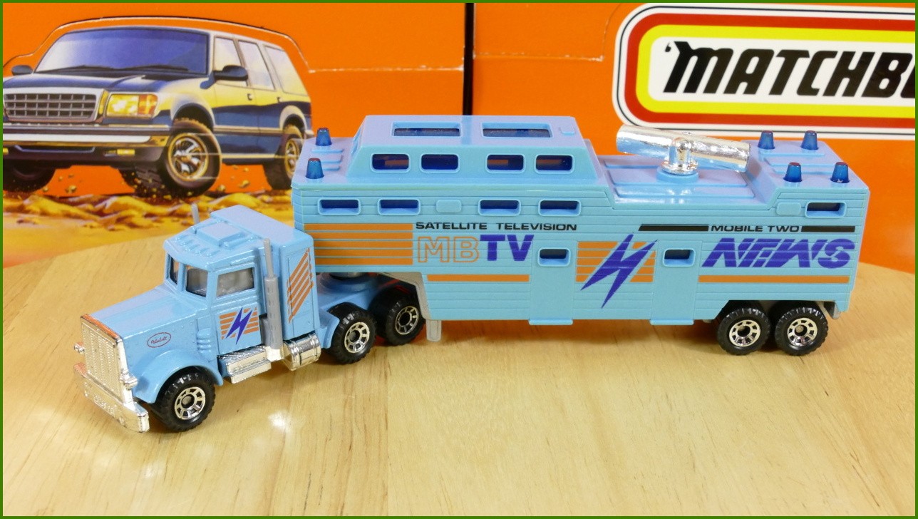 Model Matchbox Convoy CY-15 - Peterbilt - TV News Trailer - Mírně Zabarvená Levá Strana Návěsu