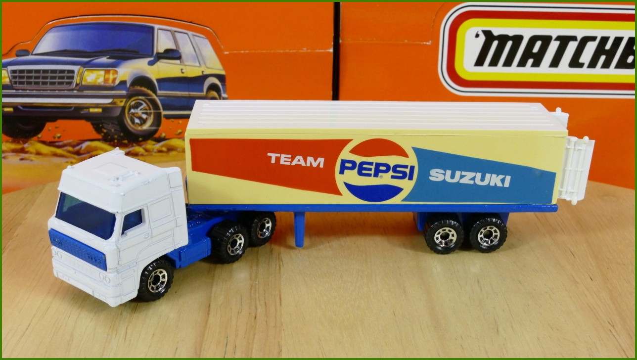 Model Matchbox Convoy CY-25 - DAF 3300 Space Cab - Pepsi - Levá Strana Návěsu Mírně Zabarvena