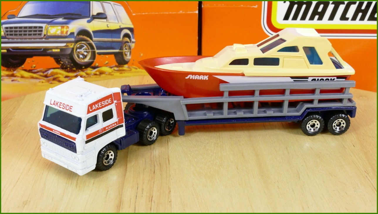 Model Matchbox Convoy CY 22 - DAF 3300 - Boat Trailer - loď ze strany zažloutlá
