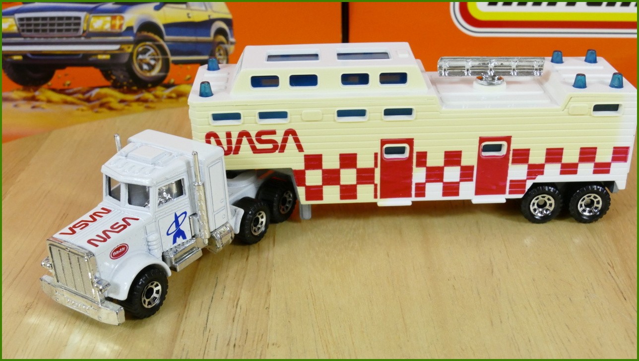 Model Matchbox Convoy CY 15 - Peterbilt - Nasa Trailer - zažloutlá strana návěsu