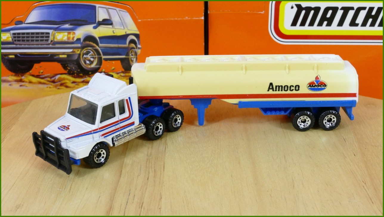 Model Matchbox Convoy CY 17 - Scania - Amoco Trailer - zažloutlý návěs z jedné strany - prasklý plast krabičky