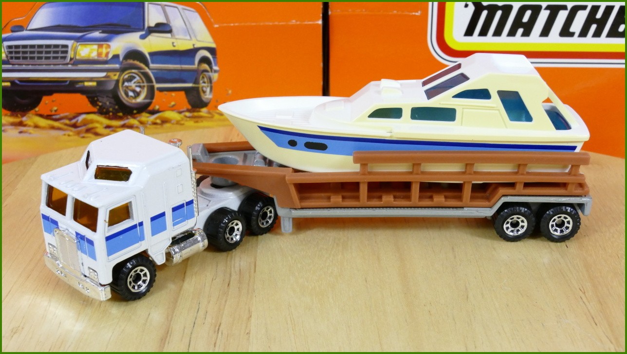 Model Matchbox Convoy CY 14 - Kenworth - Boat Trailer - loď zažloutlá zleva