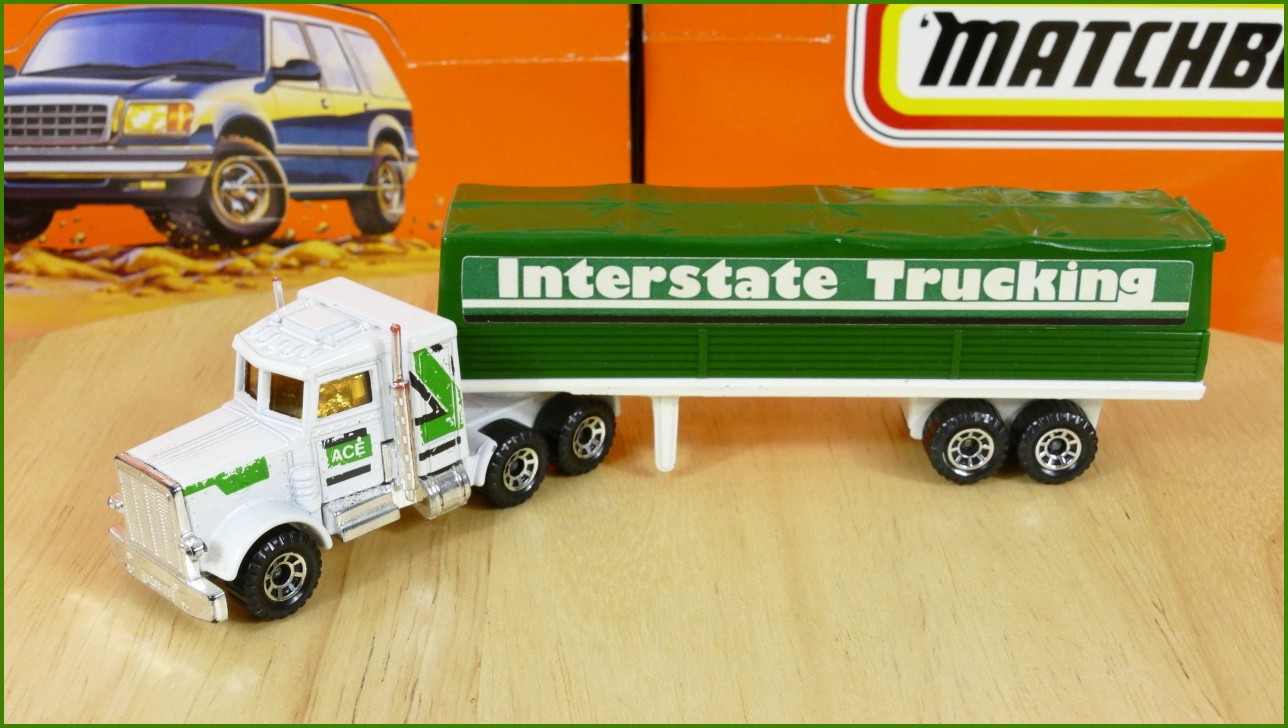 Model Matchbox Convoy CY 5 - Peterbilt - Interstate Trucking - popraskaný plast na krabičce
