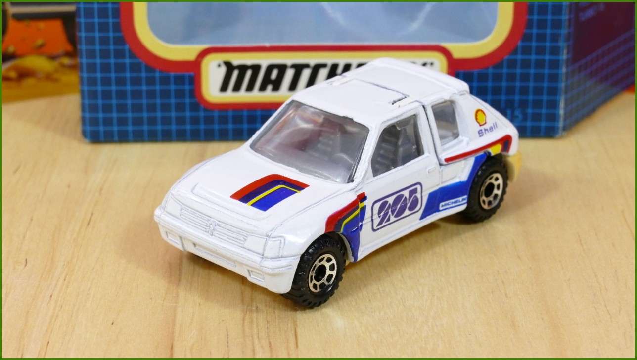 Matchbox Model MB-15 - Peugeot 205 Turbo 16 - zažloutlý roh zadního nárazníku