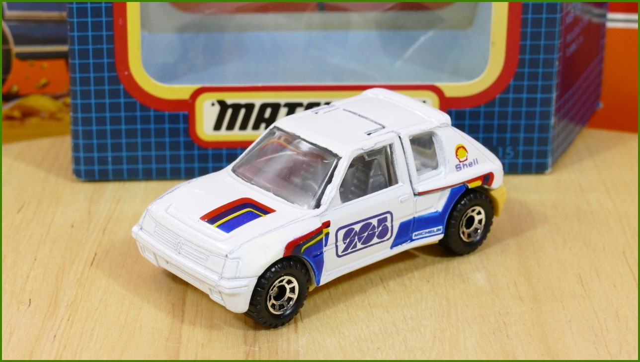 Matchbox Model MB-15 - Peugeot 205 Turbo 16 - zažloutlý roh zadního nárazníku