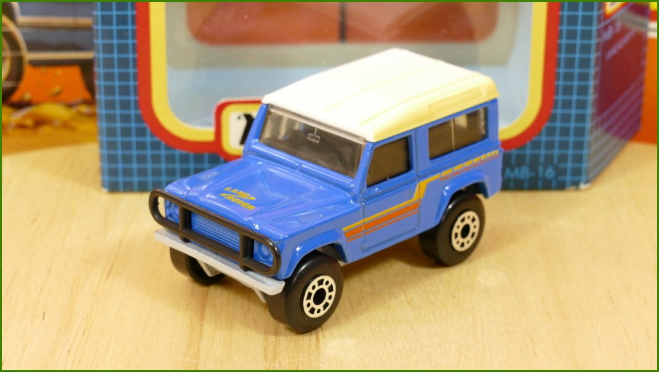Matchbox Model MB-16 - Land Rover 90 - zabarvená střecha z jedné strany, prasklinka plastu krabičky