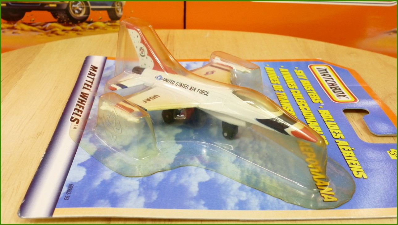 Matchbox Model Letadla Skybusters - F-16 - United States Air Force - zabarvený plastový obal