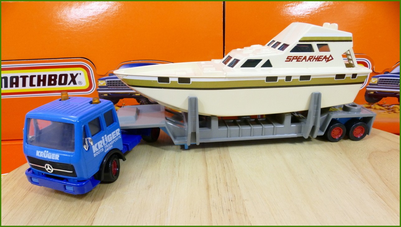 Matchbox Superkings K-129 Mercedes Benz Power Launch Transporter