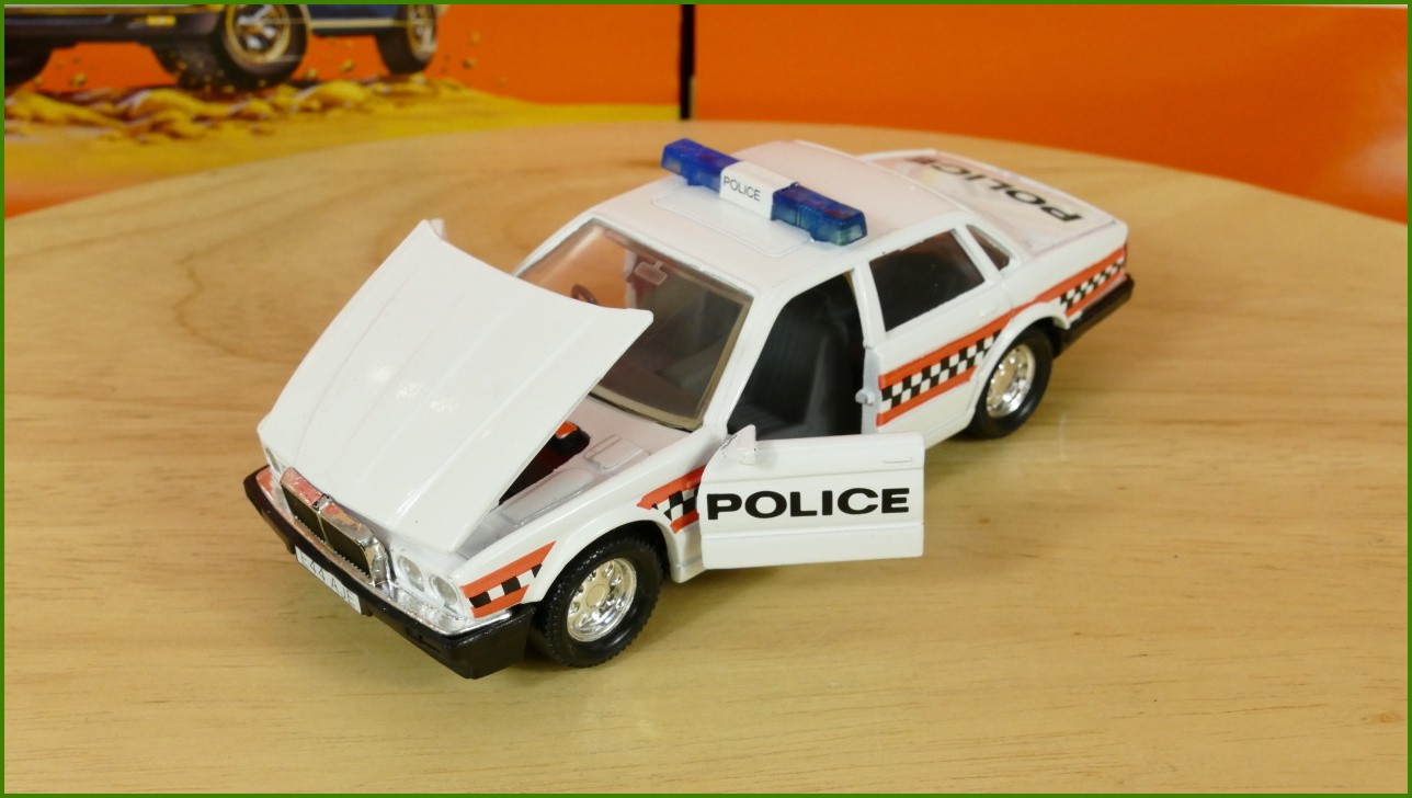 Model Autíčka Matchbox Superkings - K 153 - Jaguar XJ6 - Prasklý Plast Krabičky