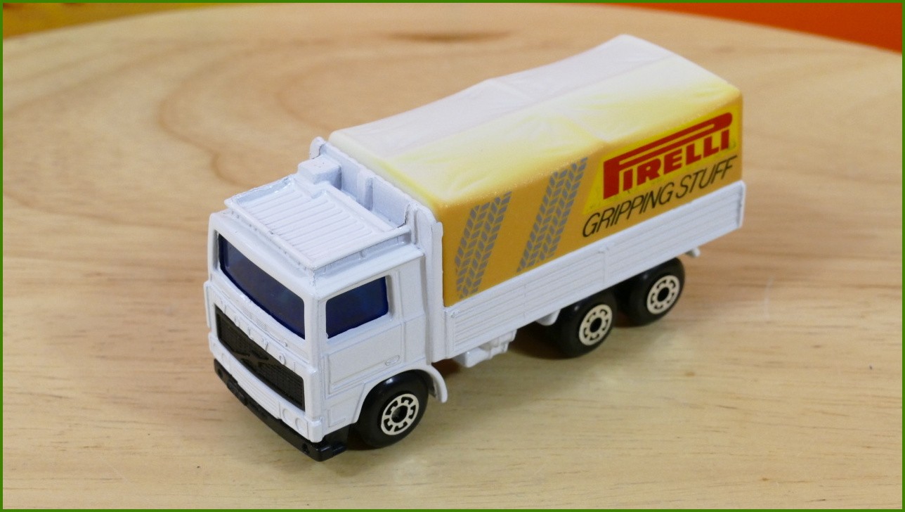 Angličák Matchbox MB-26 - Volvo Tilt Lorry - zažloutlá strana korby