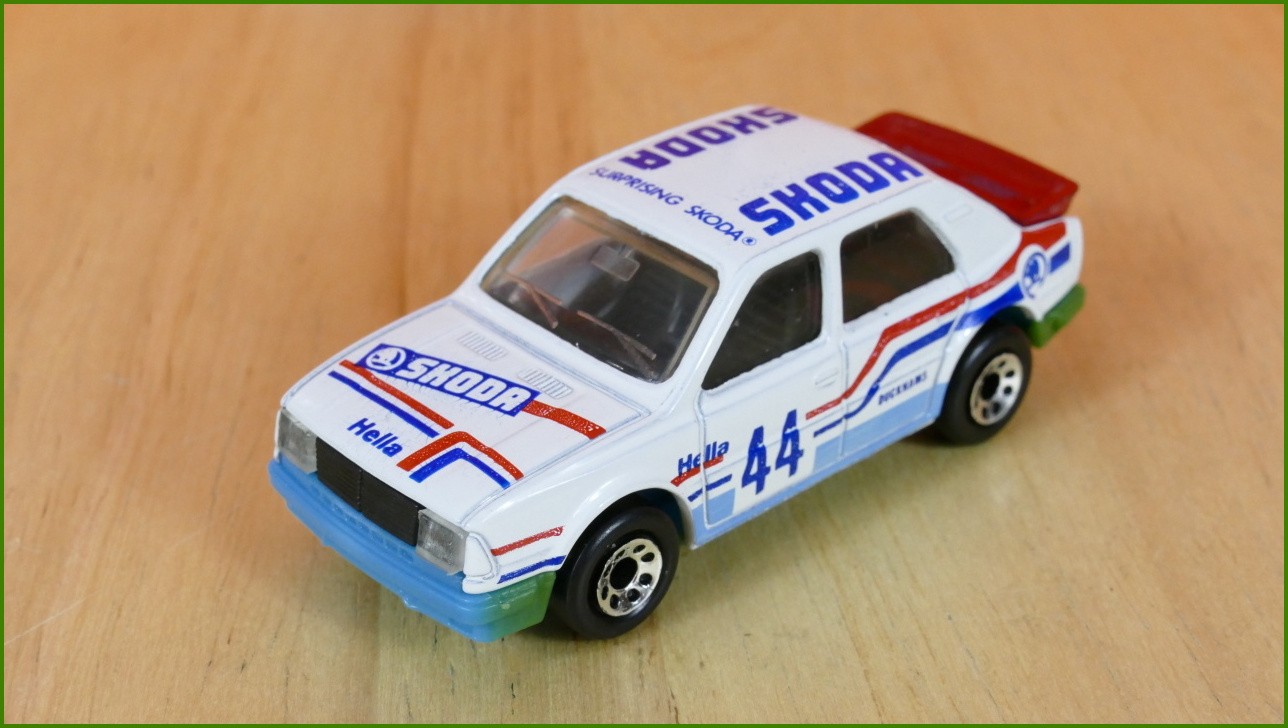Autíčko Angličák Matchbox MB-44 - Škoda 130 LR - zabarvená levá strana nárazníků