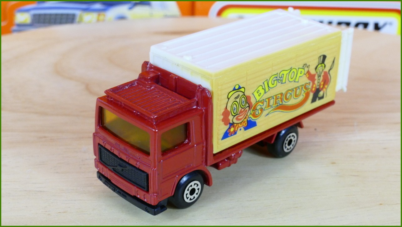 Autíčko Angličák Matchbox MB-62 - Volvo Container Truck - zažloutlá levá strana kontejneru