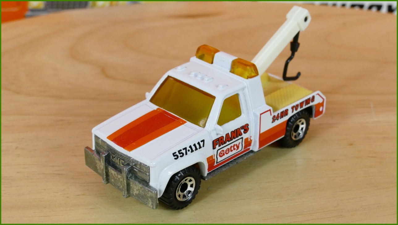Anglilčák Matchbox Autíčko MB-71 - GMC Wrecker - zažloutlý plast na korbě s hákem, drobná prasklinka plastu krabičky