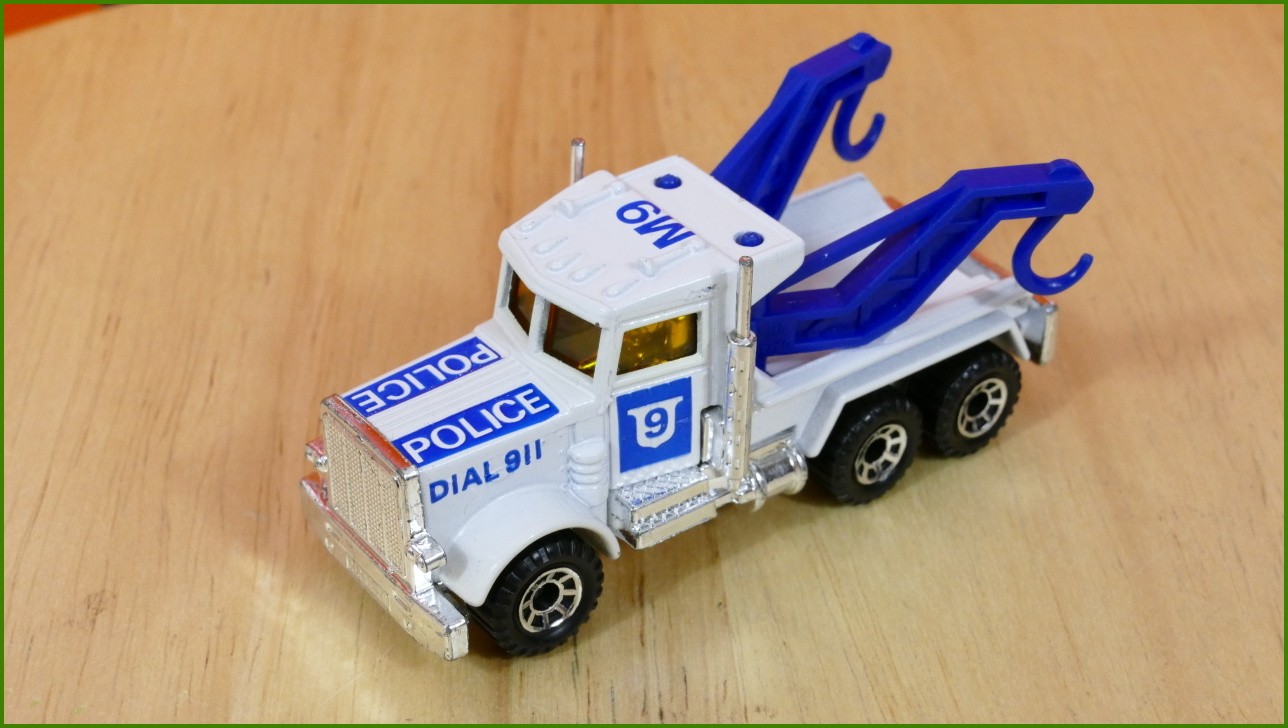 Matchbox Model Autíčka Peterbilt Police Wreck Truck